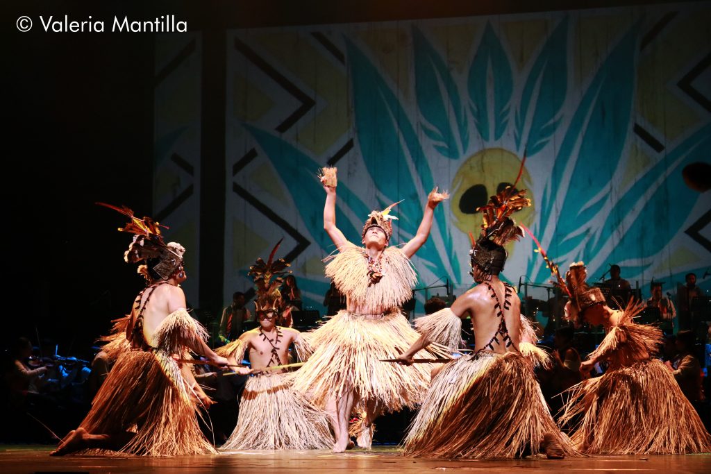 Los Shipibo-Conibo salen de escena y la fiesta de Tulumayos se hace notar con la fuerza y alegría de los bailarines.