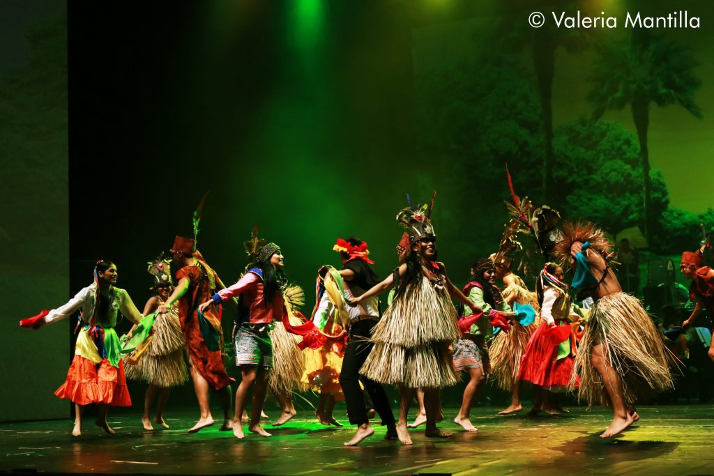  Se mezclan los bailarines de cada danza, el cuadro amazónico cierra con una fiesta.

CUADRO ANCASHINO
