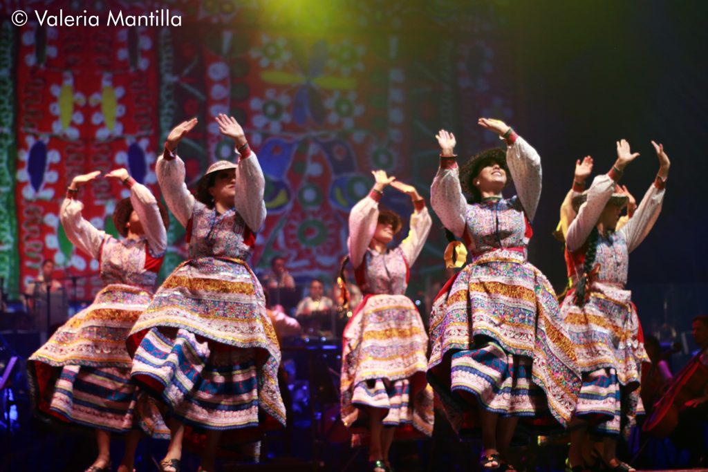 No se puede hablar del Valle del Colca, sin mencionar su danza alusiva como es el Wititi. Hermoso vestuario lucen tanto hombres como mujeres. ¡La alegría se esparce por todo el teatro!
