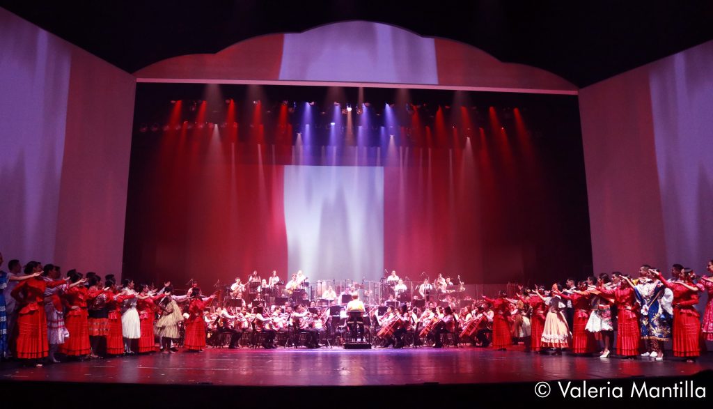 ¡El Ballet Folclórico Nacional del Perú ha concluido con Retablo Sinfónico! Se despiden del público.

