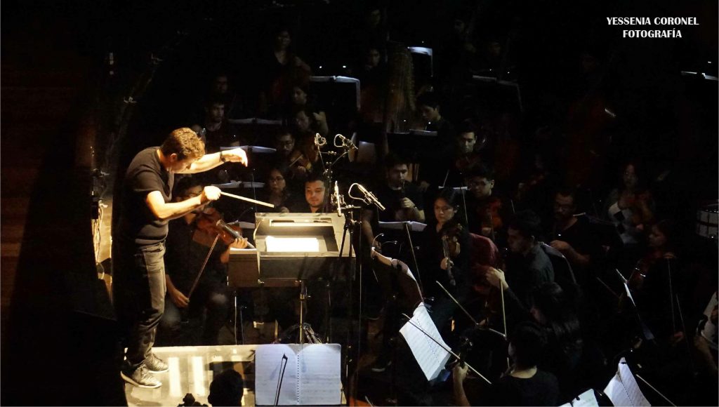 Bajo la dirección de Oliver Díaz, la Orquesta Sinfónica Nacional Juvenil Bicentenario interpreta las melodías que dan inicio a la historia trágica de amor...