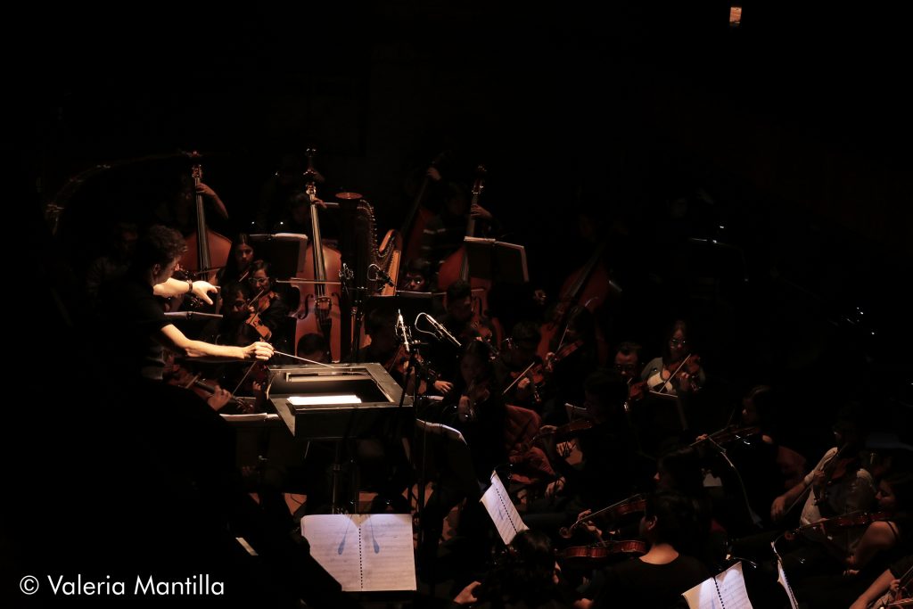  Oliver Díaz preparando a los músicos antes de la puesta en escena de la ópera “Werther.
Foto: Valeria Mantilla