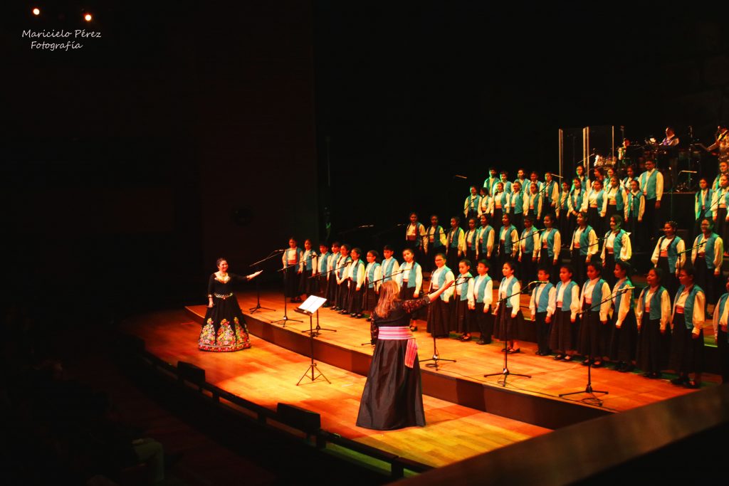 Con su gran registro vocal, “Hatun Killa” con hidalguía reconoce la labor del Coro Nacional de Niños.