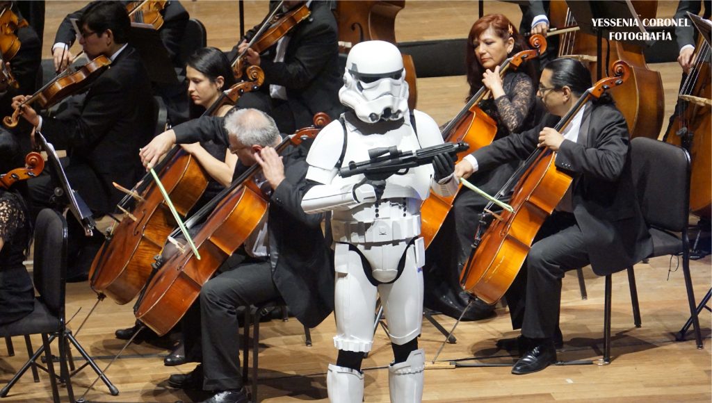 ¡La OSN comienza a interpretar la suite musical de Star Wars! De pronto, personajes de la serie Star Wars, están en el escenario del Gran Teatro Nacional. ¿Quién es? ¿Lo conocen? 